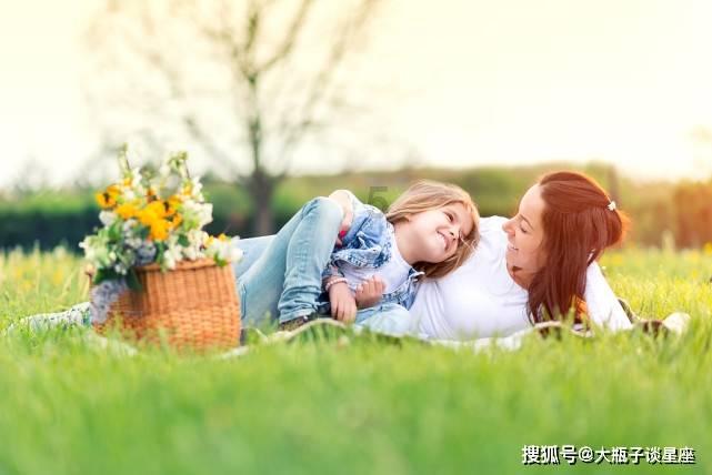 喜领被欠工资13.7万,员工代表不远千里送锦旗